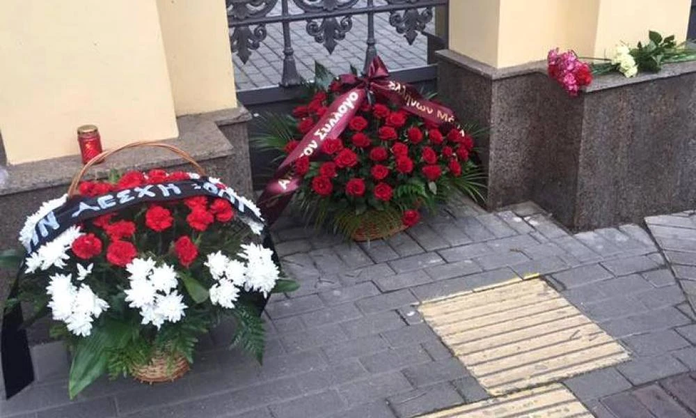 Μακελειό Μόσχα: Πολίτες αφήνουν λουλούδια και κεριά έξω από την Ρωσική πρεσβεία στην Αθήνα